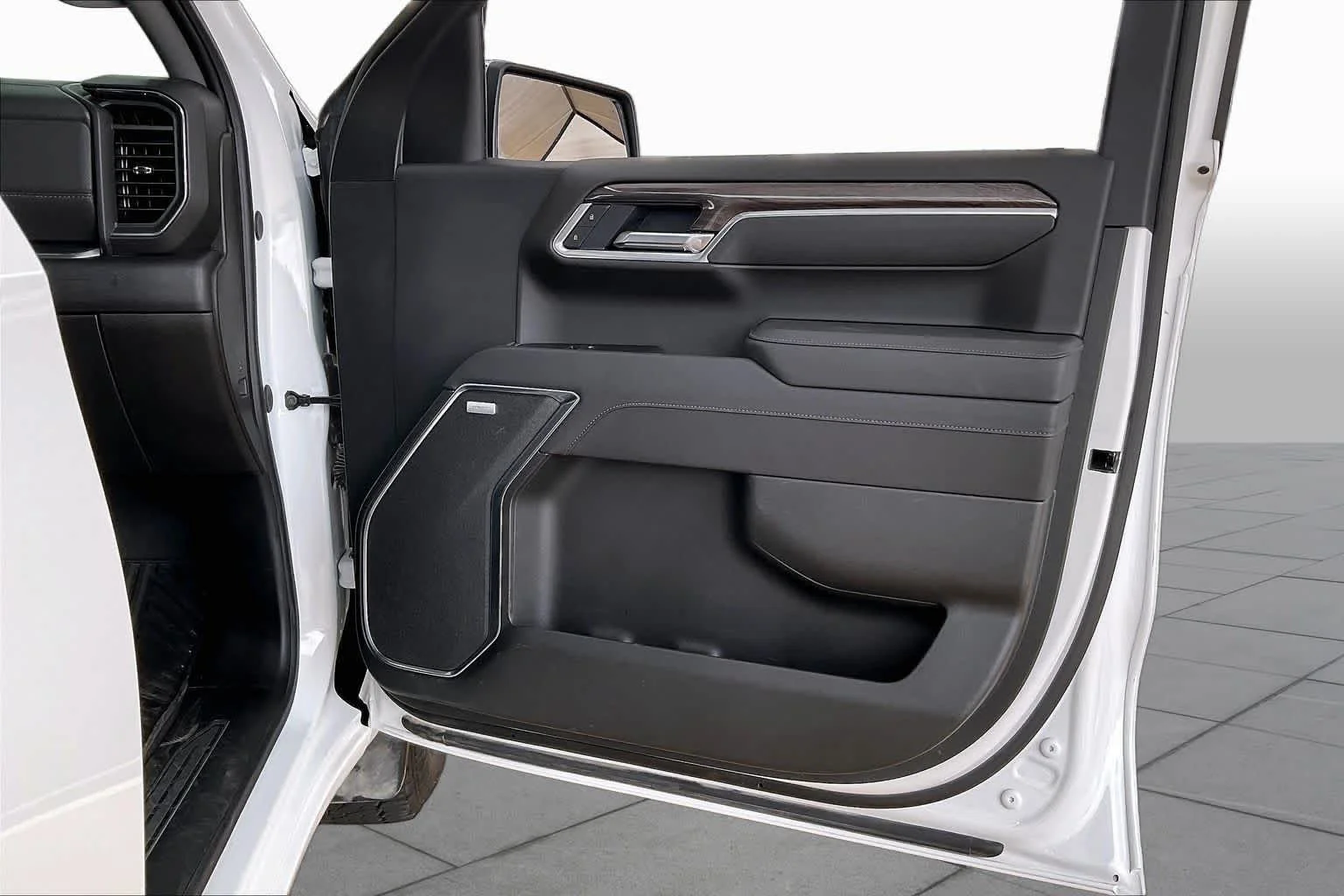 Used 2025 Summit White Chevrolet LTZ image 19