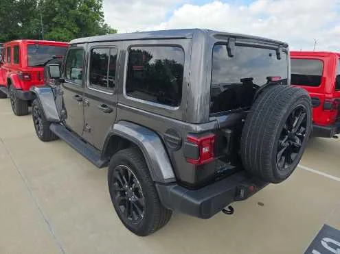 Used 2025 Granite Crystal Metallic Clearcoat Jeep Sahara image 5
