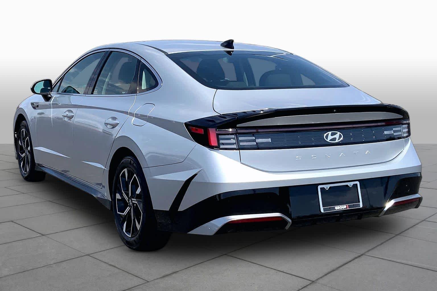 Used 2025 Aero Silver Hyundai SEL image 12