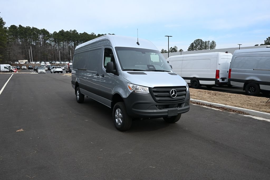 Used 2026 high-tech silver metallic Mercedes-Benz Cargo 170 WB image 23