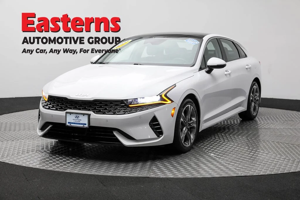 Used 2022 White Kia EX image 1