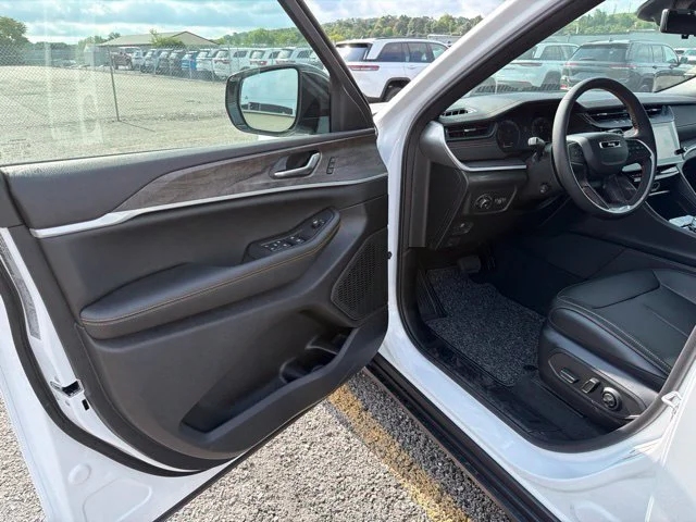 New 2026 White Jeep  image 12