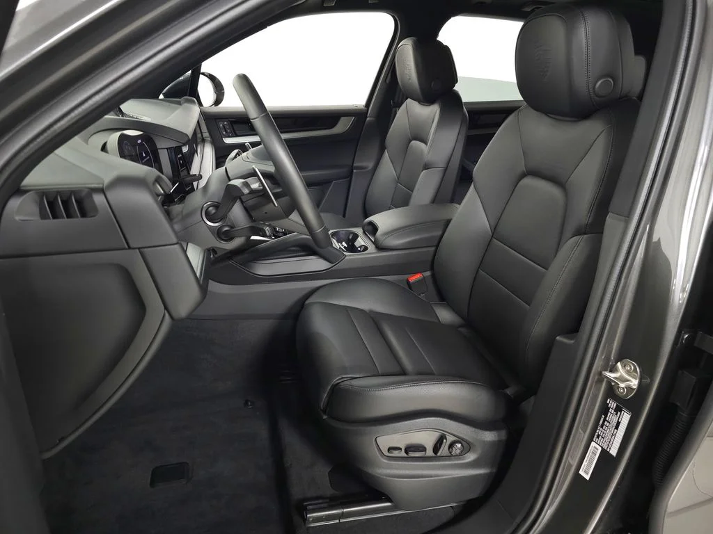 Used 2025  Porsche Base image 18
