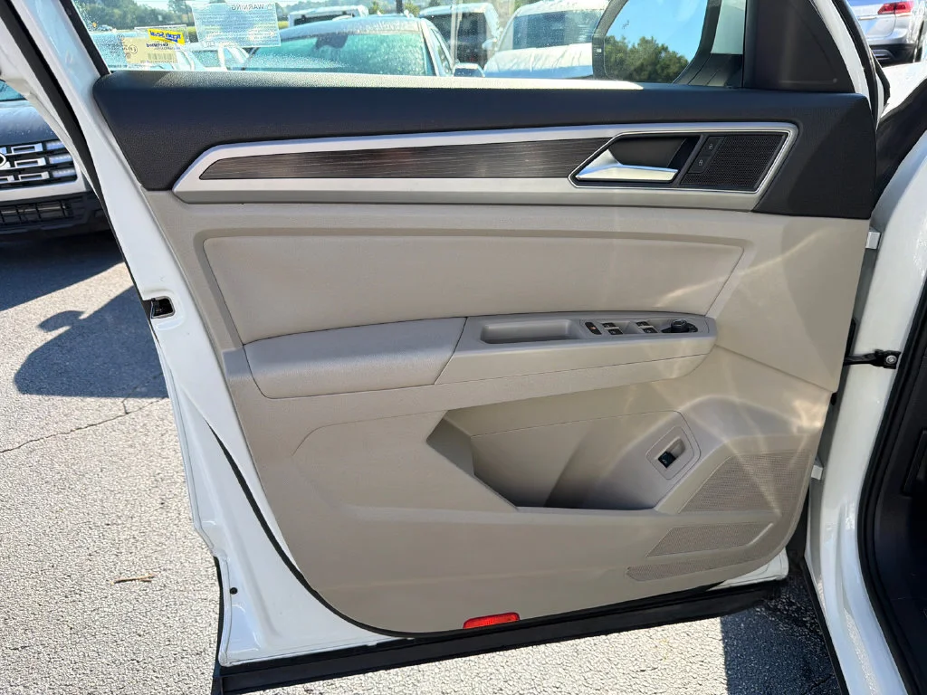 Used 2019 White Volkswagen SEL image 10