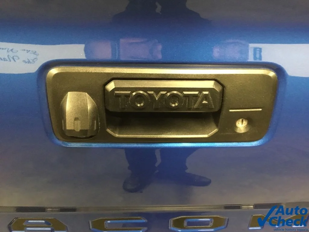 Used 2017 Blue Toyota SR5 image 7