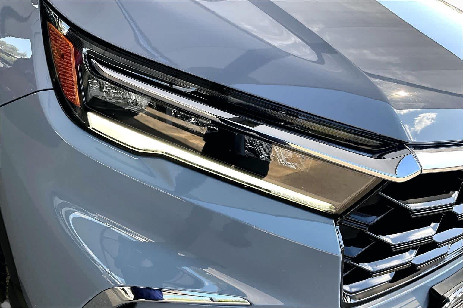 Used 2025 Sonic Gray Pearl Honda Touring image 28