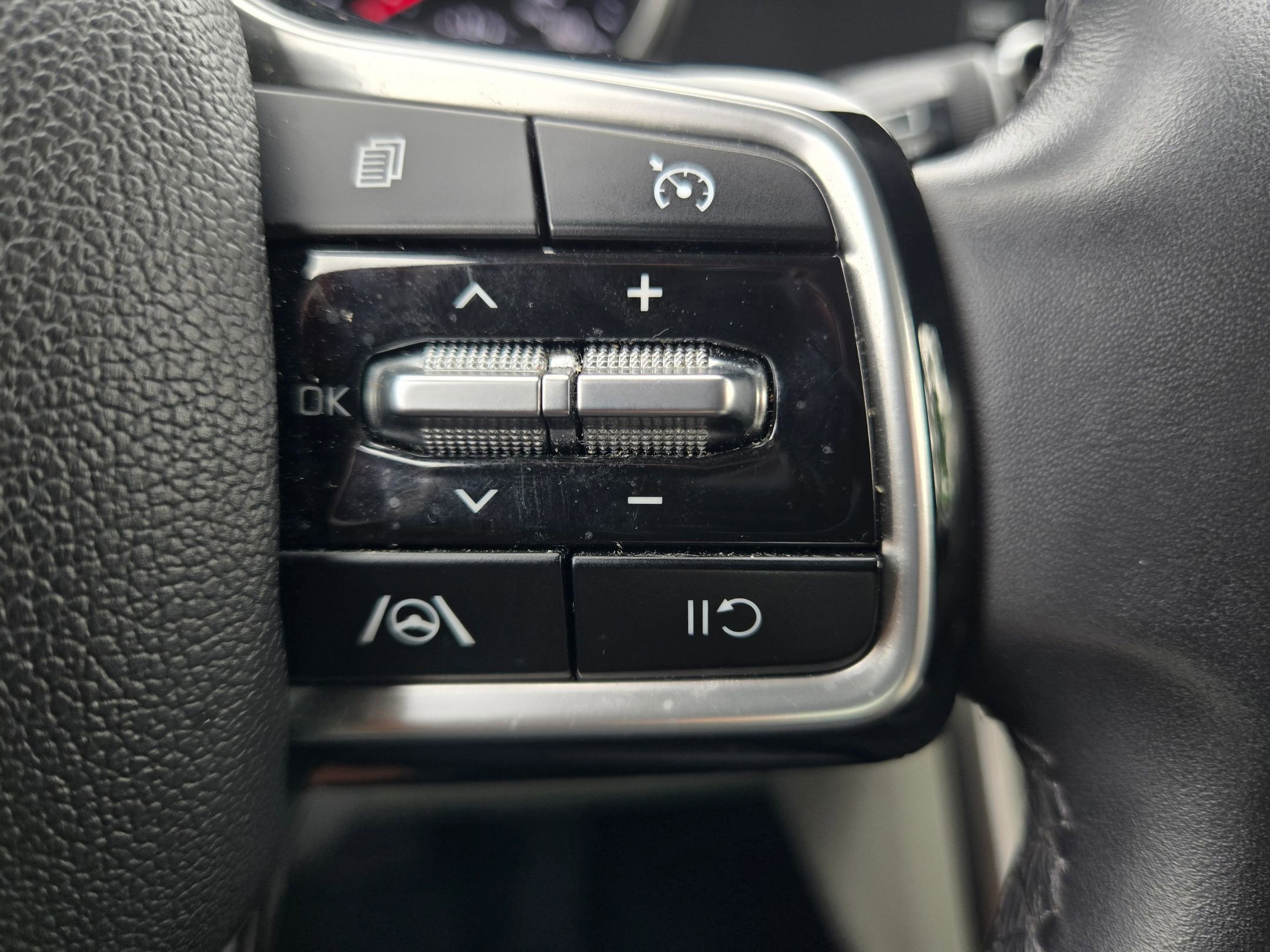 Used 2024 Aurora Black Pearl Kia LX image 25