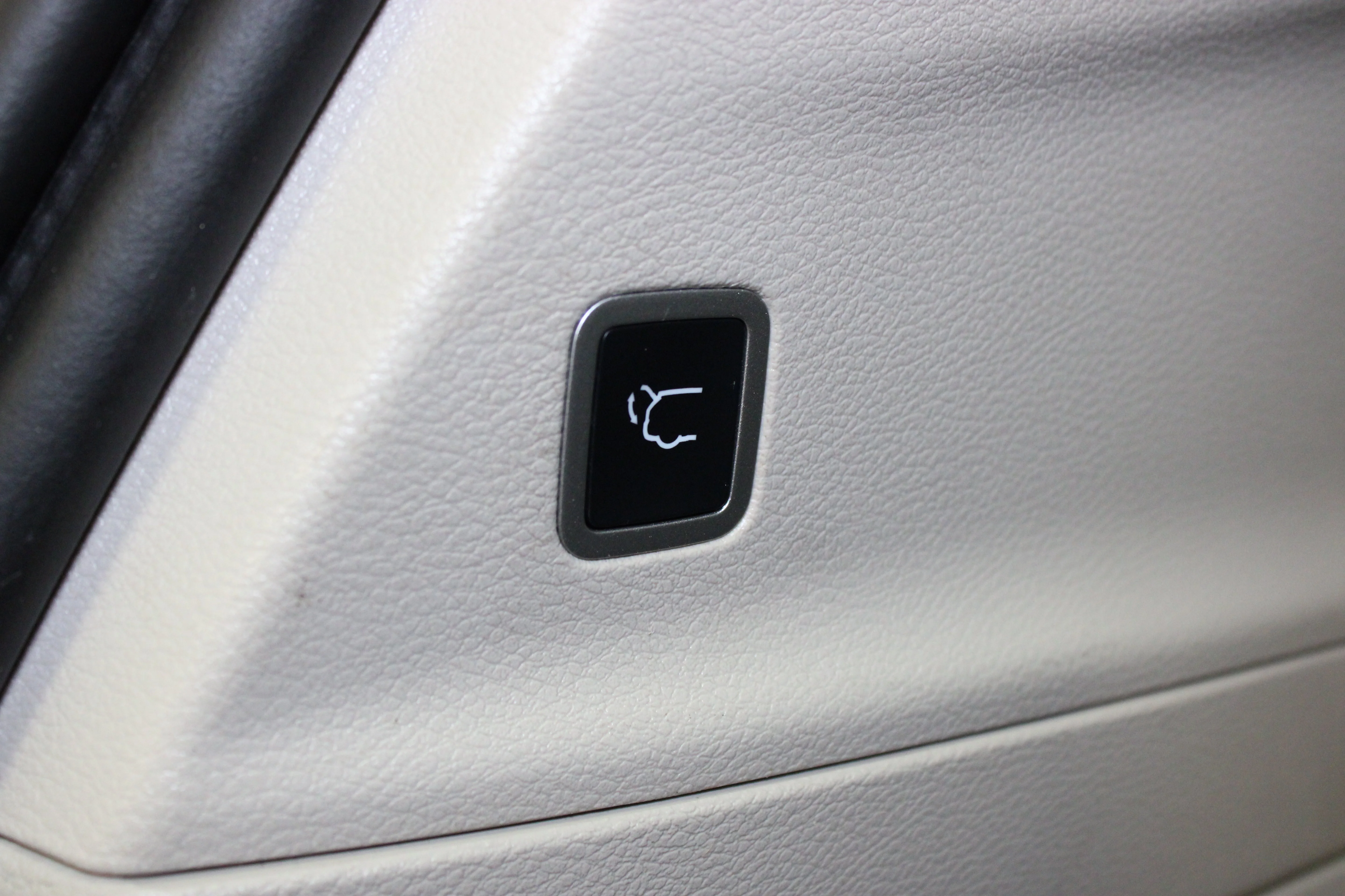 Used 2022 Bright White Clearcoat Chrysler Touring L image 13