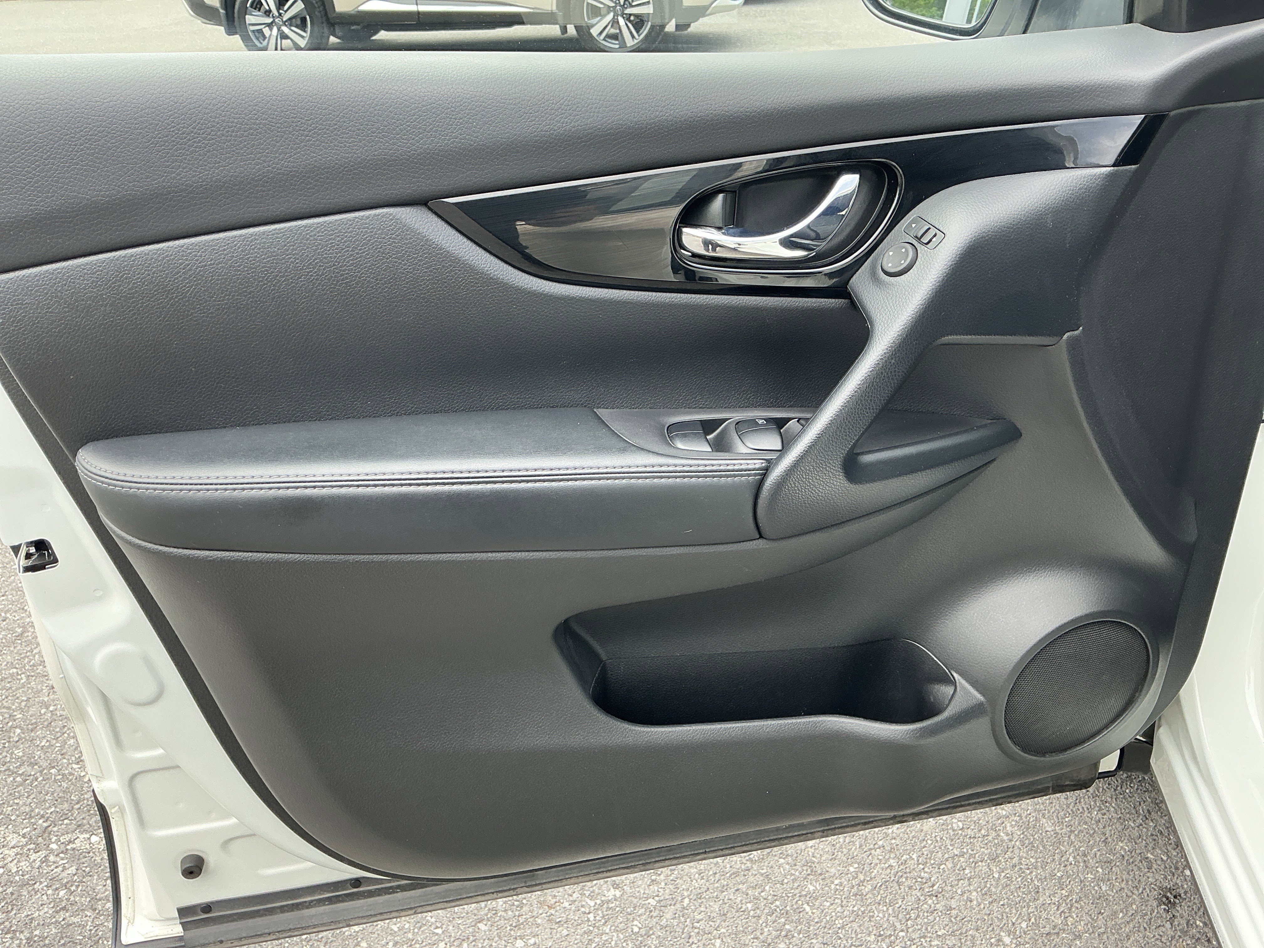 Used 2022 Pearl White Tricoat Nissan SV image 18