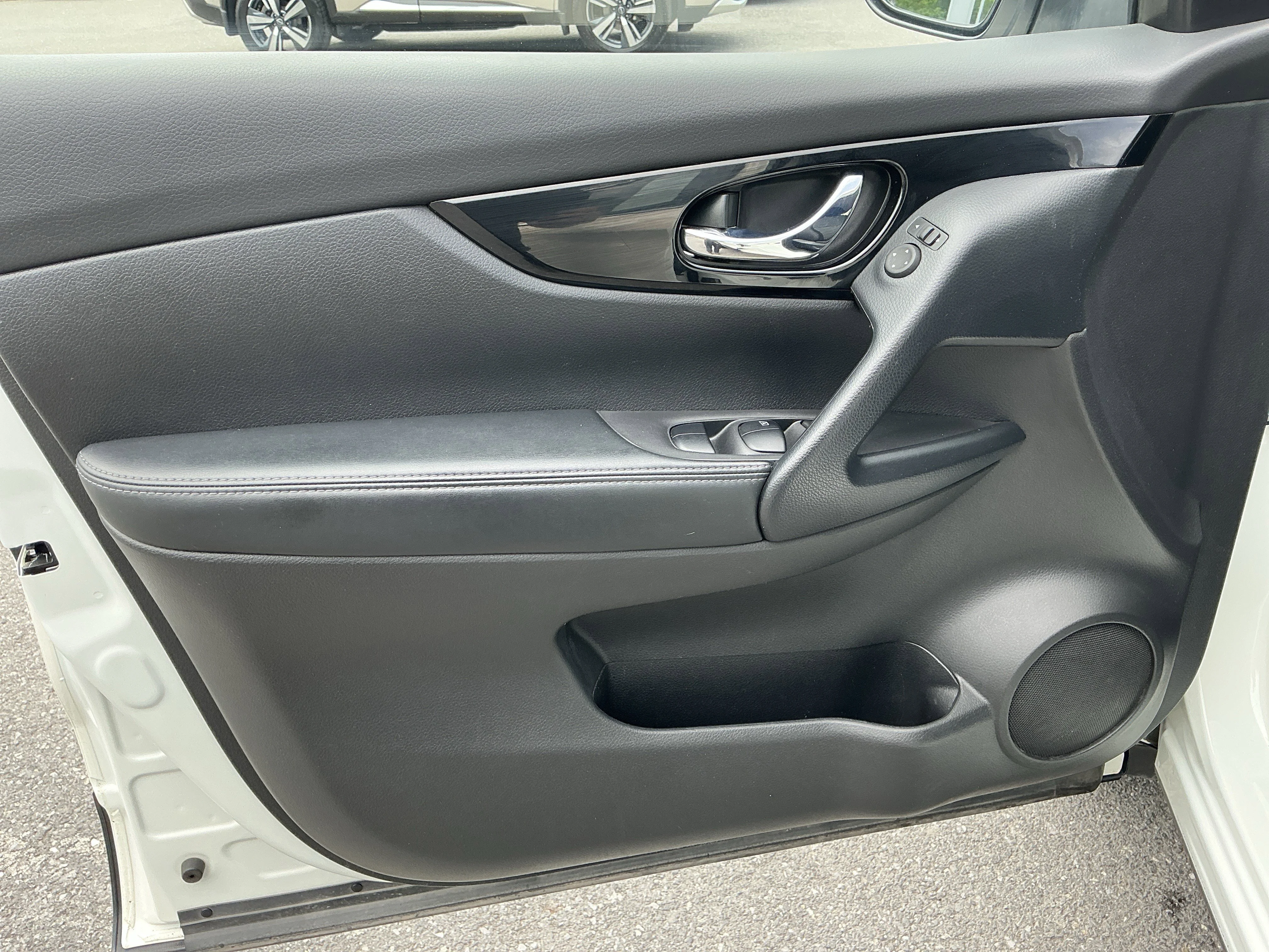 Used 2022 Pearl White Tricoat Nissan SV image 18