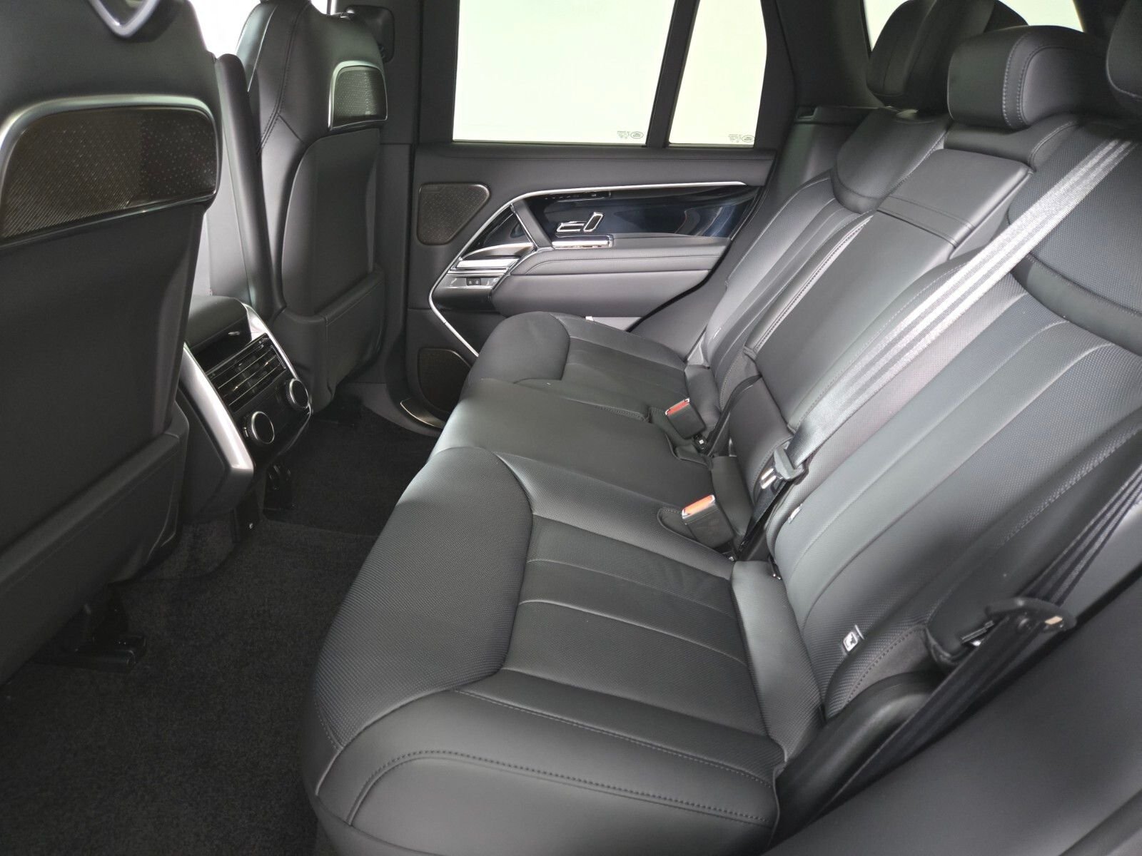 New 2026 Ostuni Pearl White Land Rover Autobiography image 5