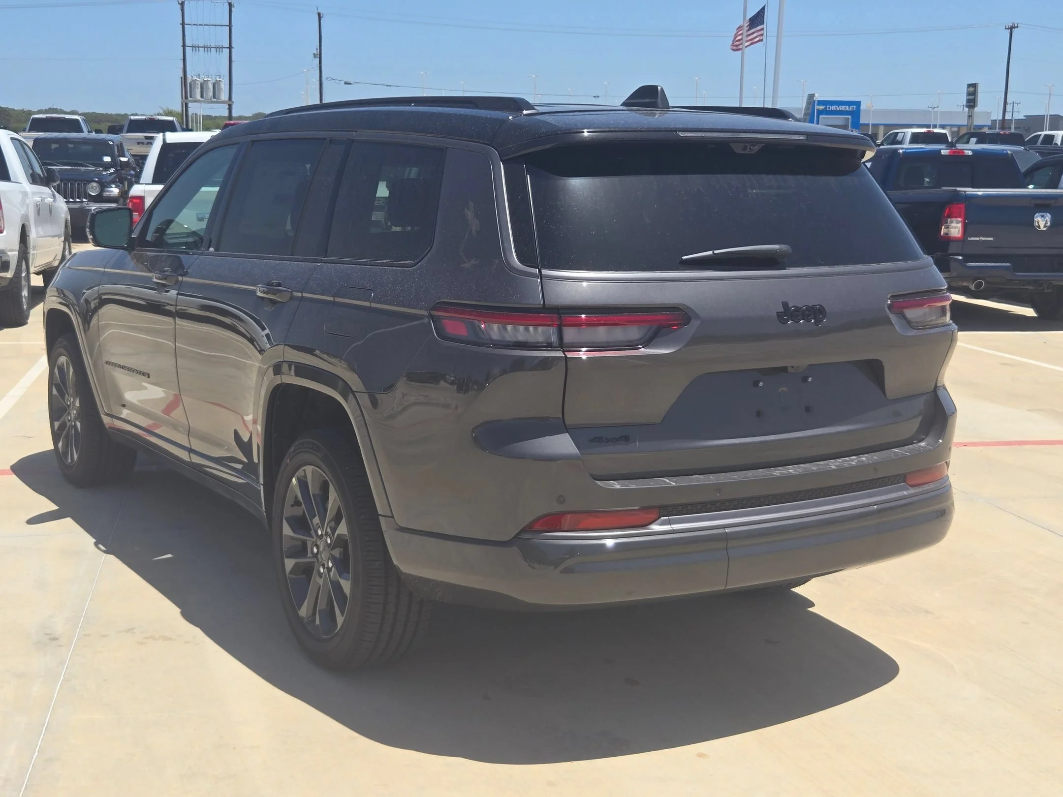 New 2026 Baltic Gray Metallic Clear-Coat Exterior Paint Jeep Limited Reserve image 5