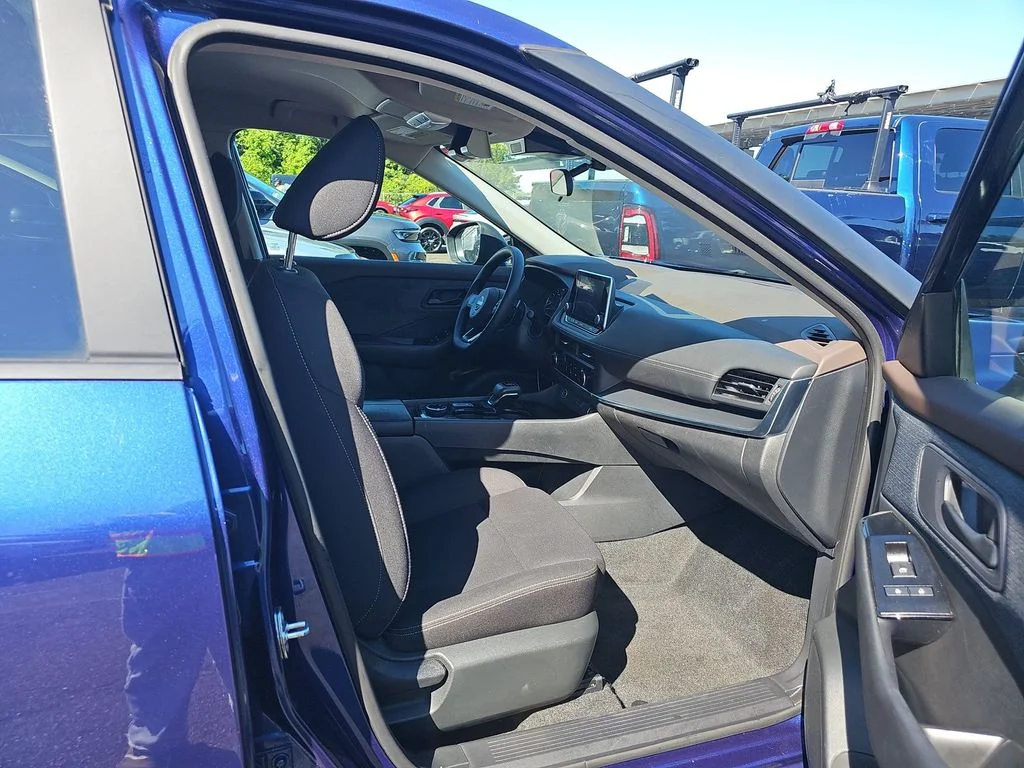 Used 2023 Blue Nissan S image 5