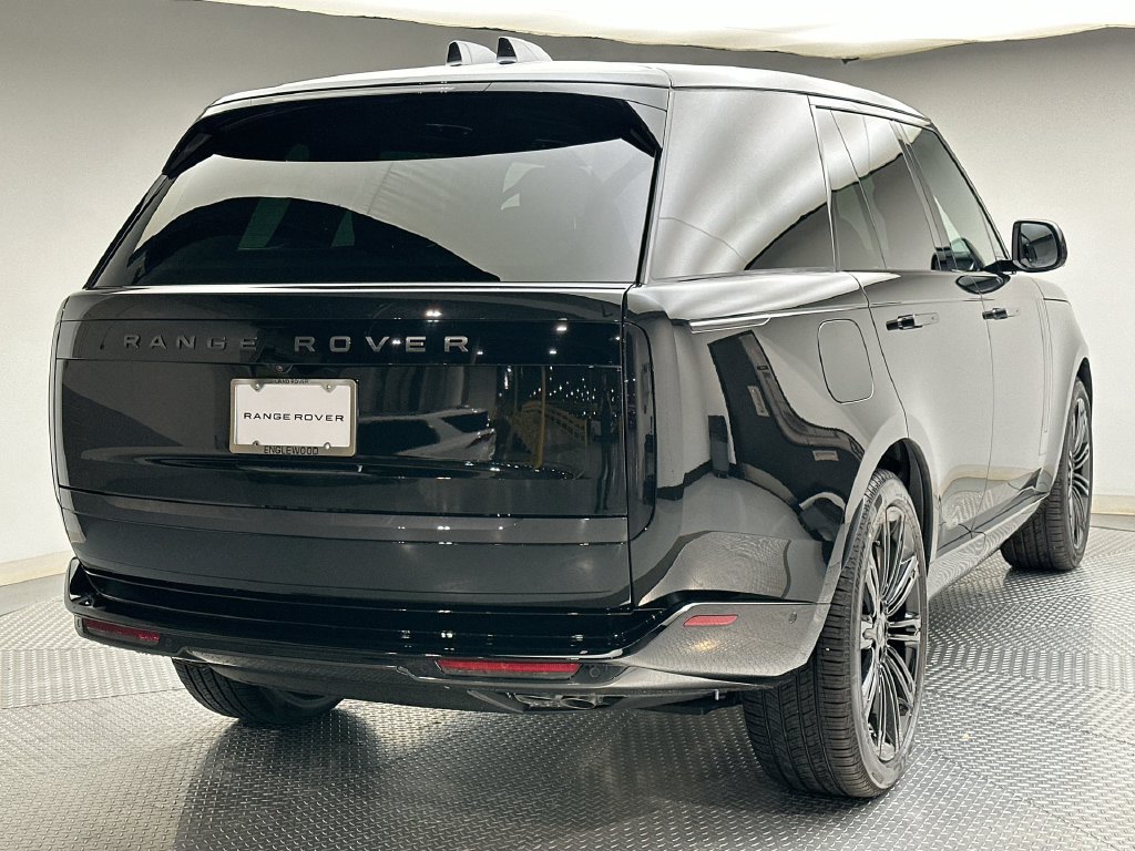 New 2027 Santorini Black Metallic Land Rover SE image 3
