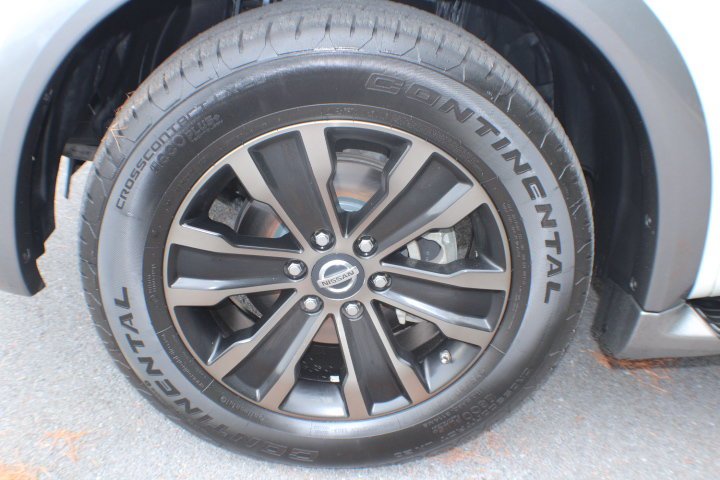 Used 2017 Pearl White Nissan Platinum image 5