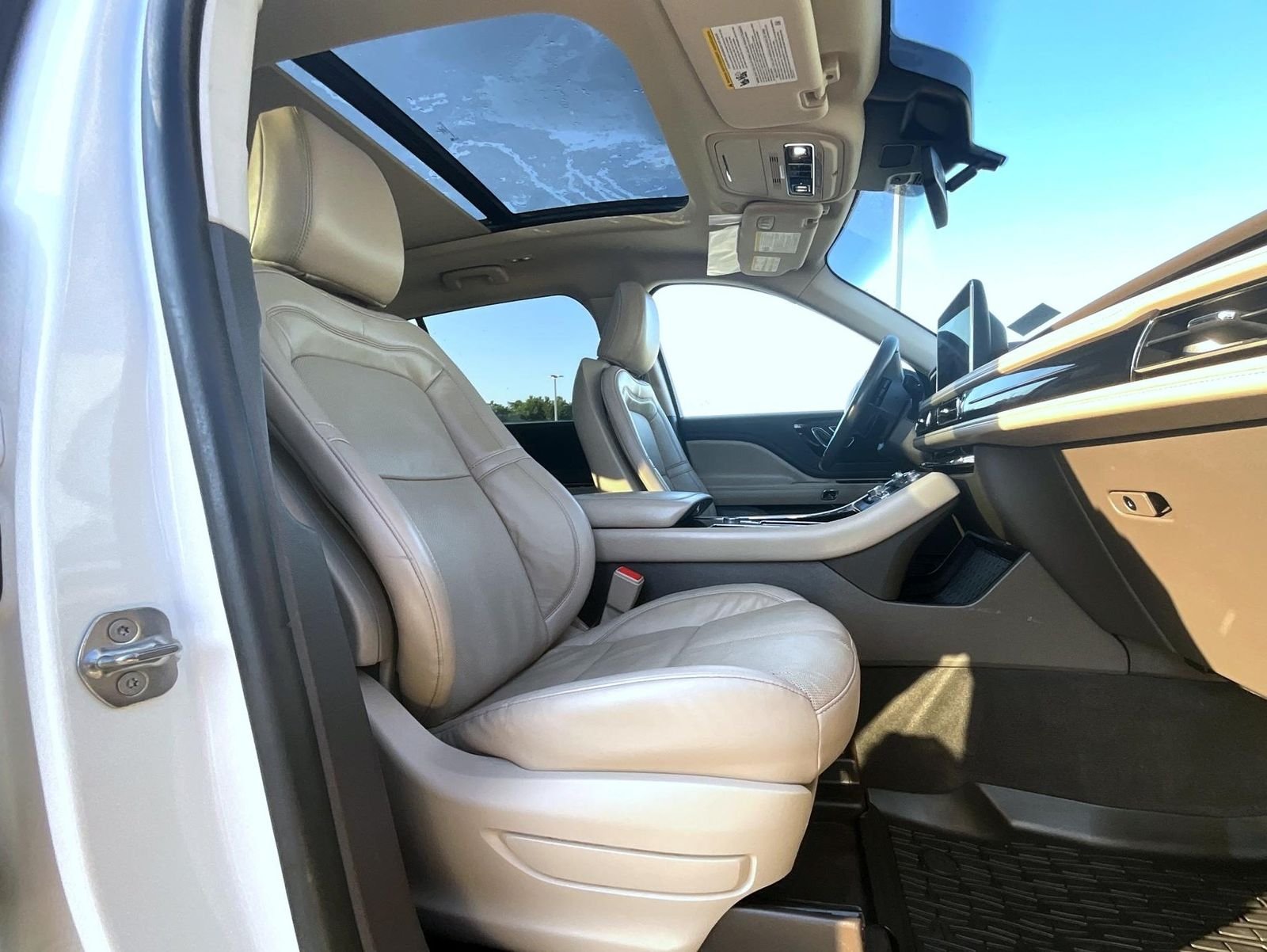 Used 2023 White Lincoln Reserve image 18