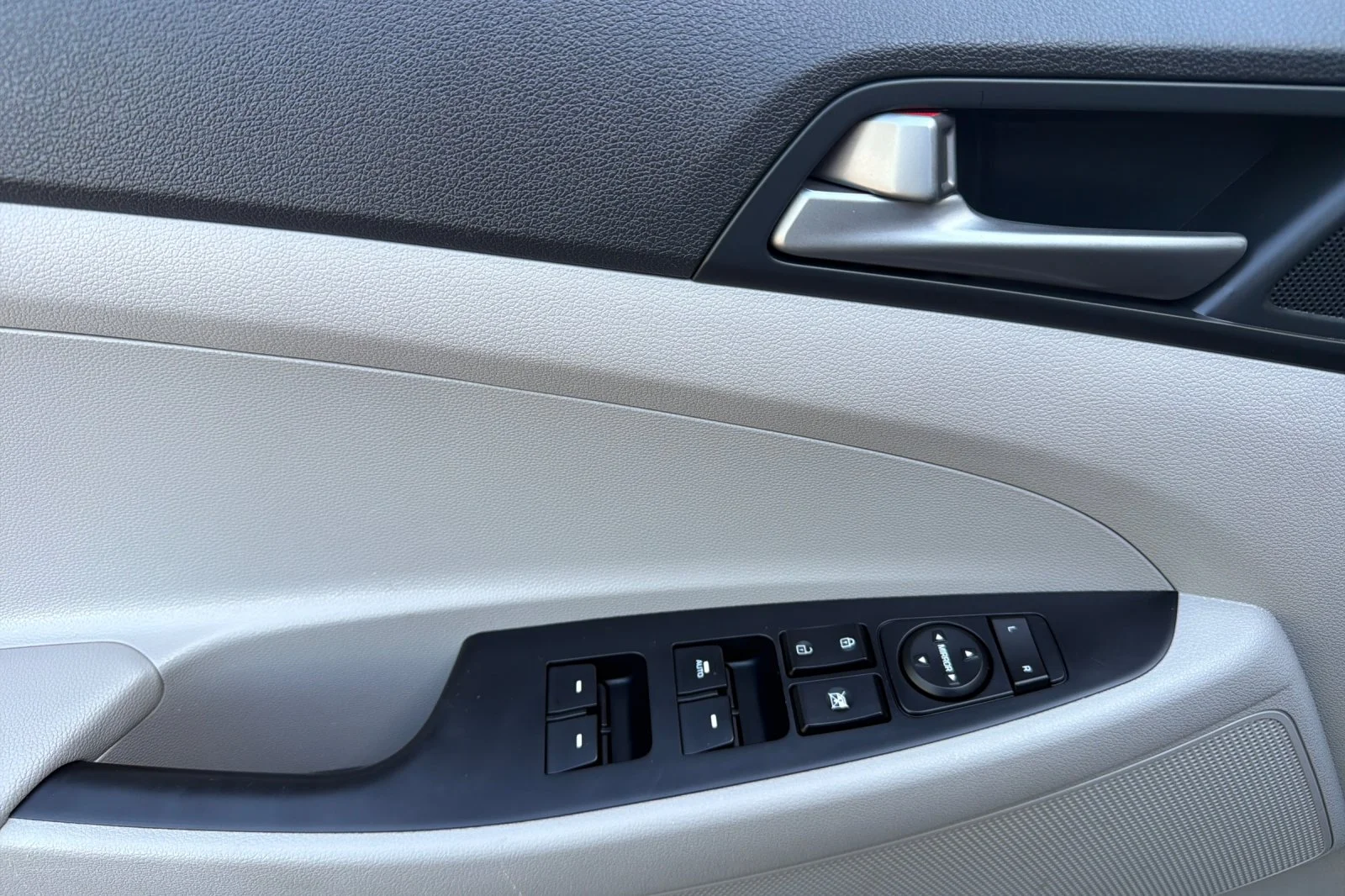 Used 2018 Gray Hyundai SEL image 8
