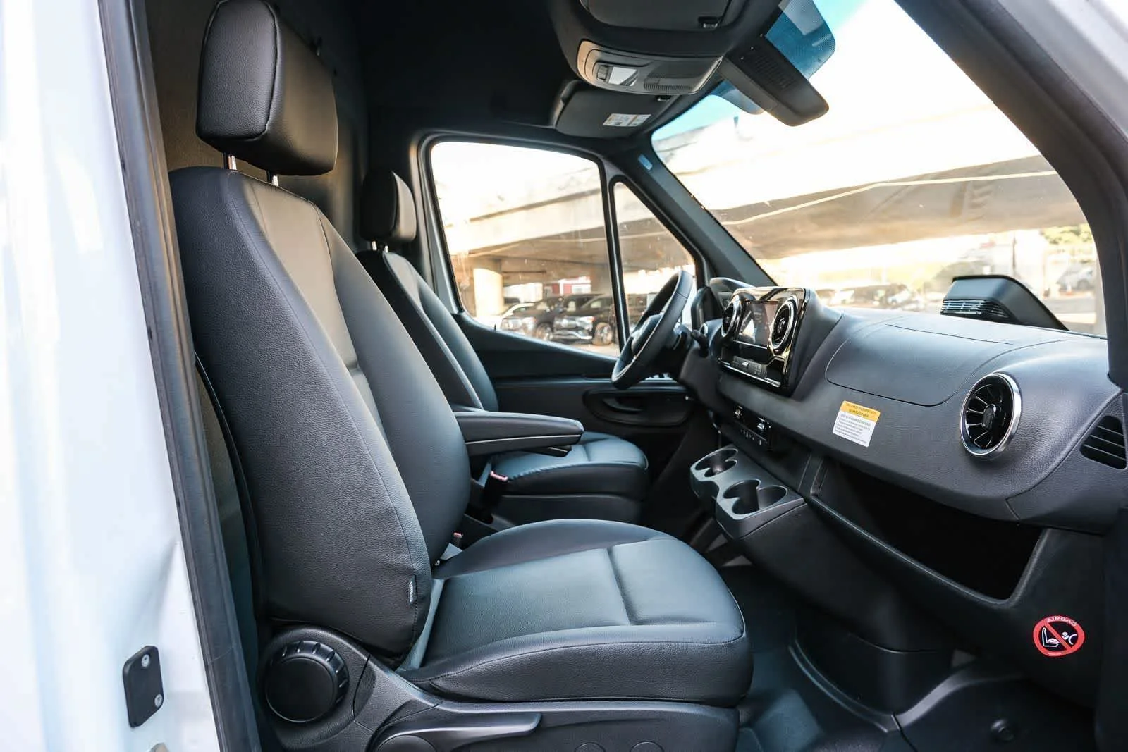 New 2025 Arctic+White Mercedes-Benz Cargo 170WB High Roof 113kw Battery RWD SO Motor image 15