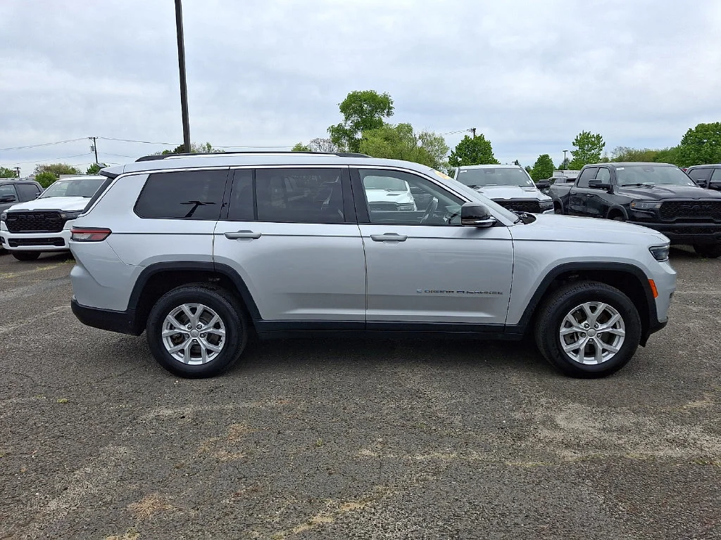 Used 2023 Silver Zynith Jeep Limited image 13
