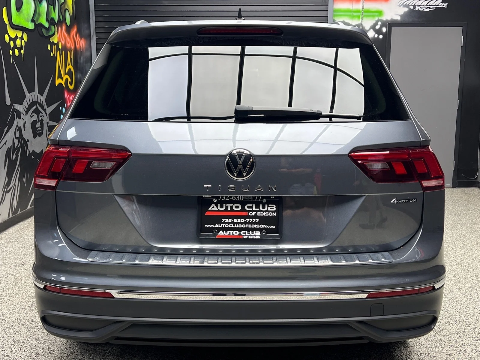 Used 2024 Platinum Gray Metallic (2r2r) Volkswagen Wolfsburg Edition 4Motion image 5