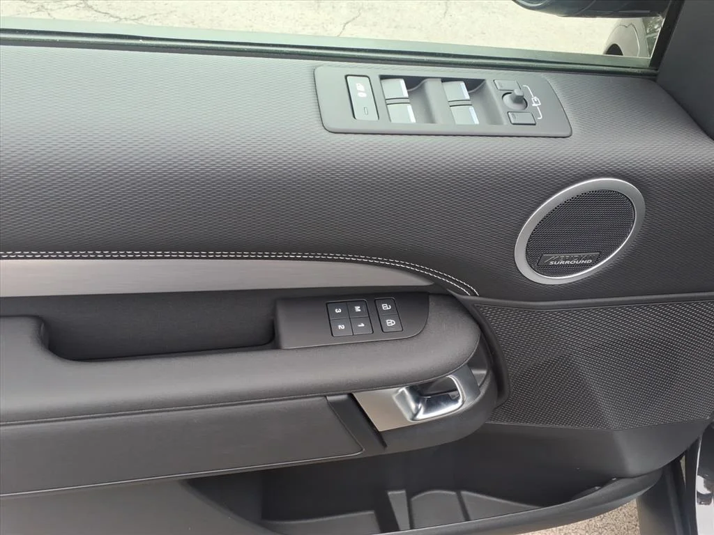 2026 Land Rover Discovery Gemini Edition - Photo 8