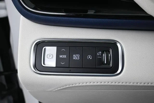 Used 2025 White Frost Tricoat Buick Avenir image 13