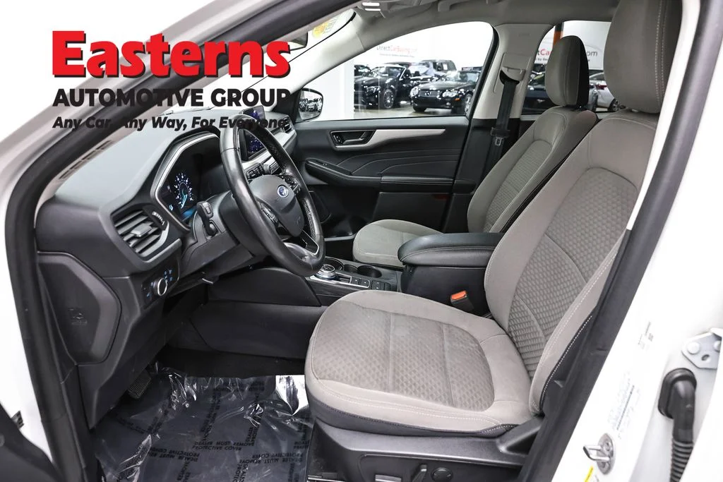 Used 2022 White Ford SE image 14