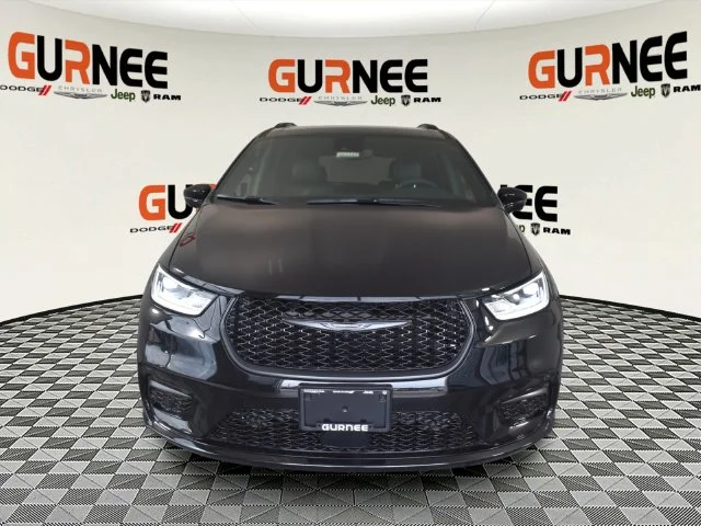 New 2026 Diamond Black Crystal Pearl-Coat Exterior Paint Chrysler Select image 8