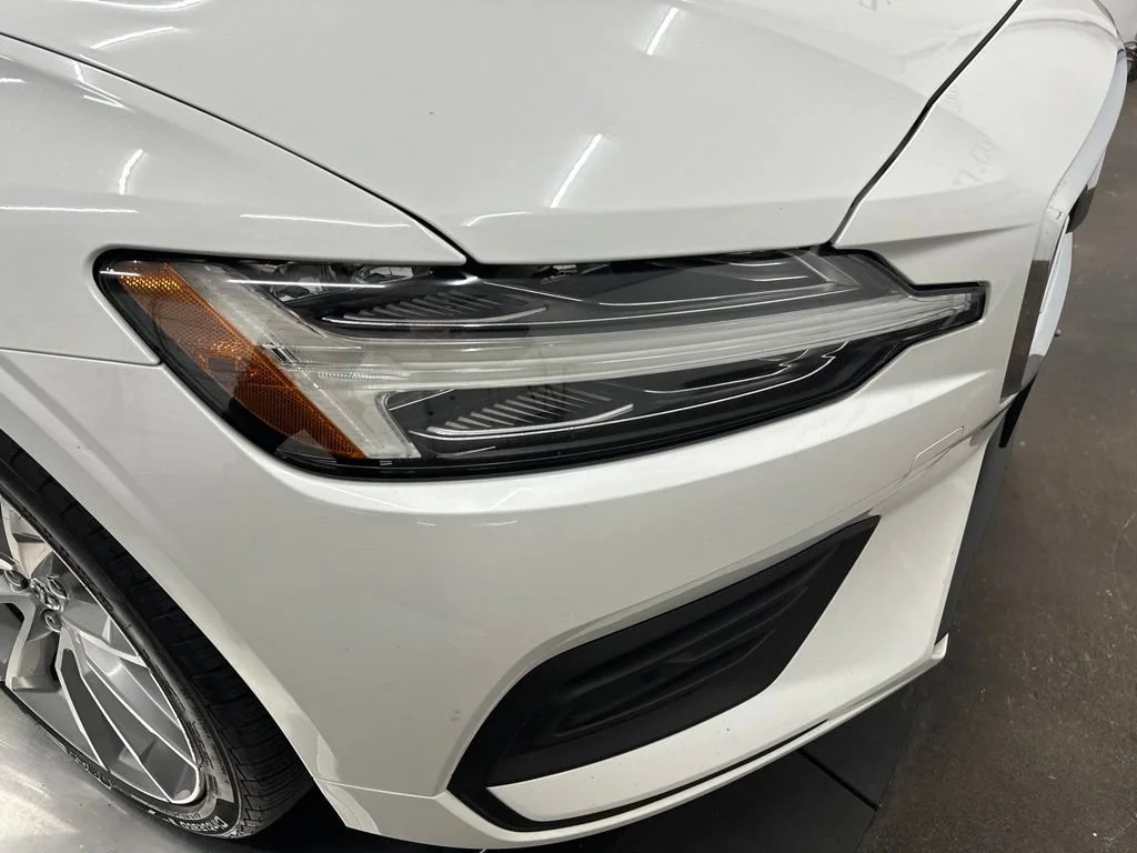 Used 2019 White Volvo T5 Momentum image 10