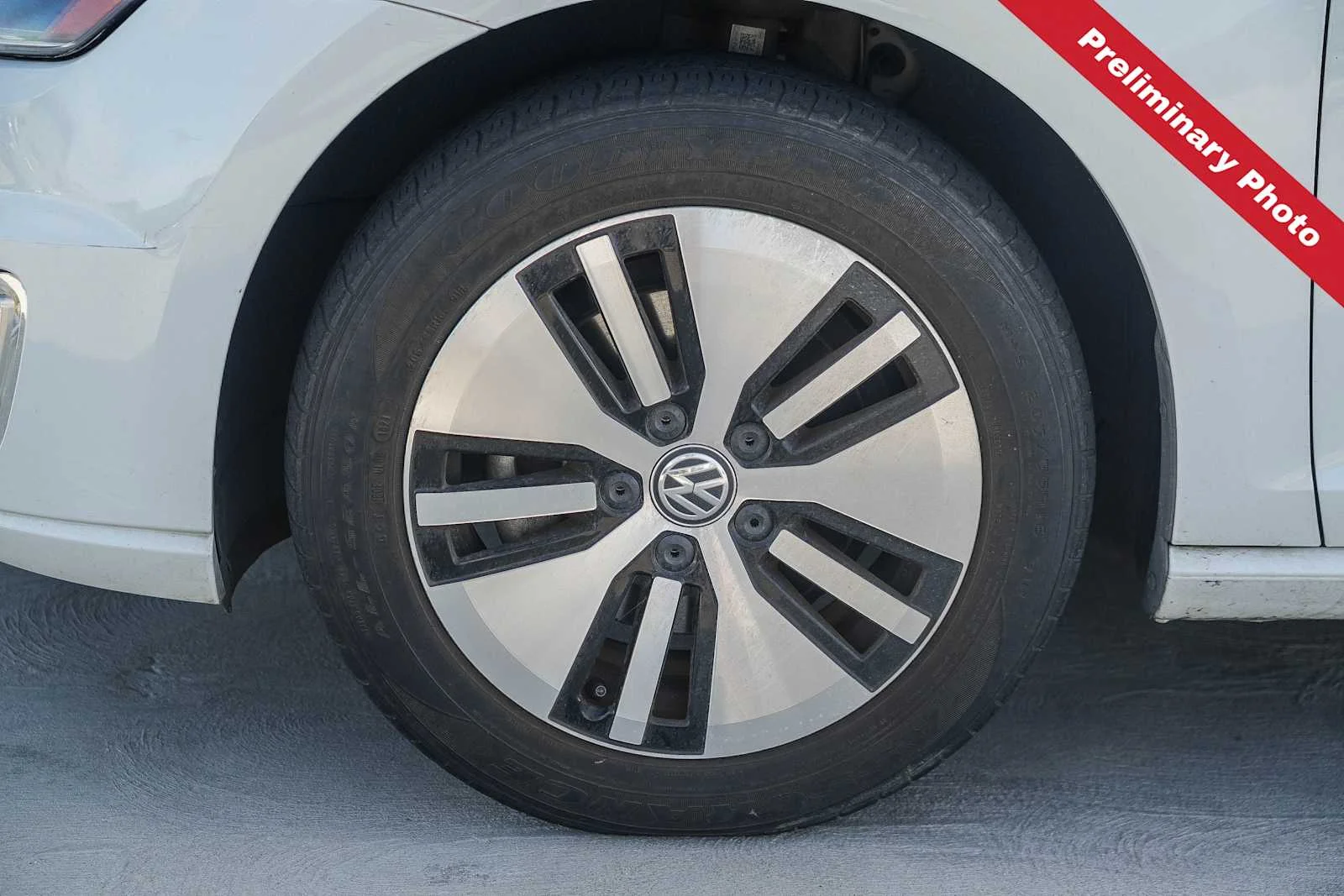 Used 2016 White Volkswagen SE image 12