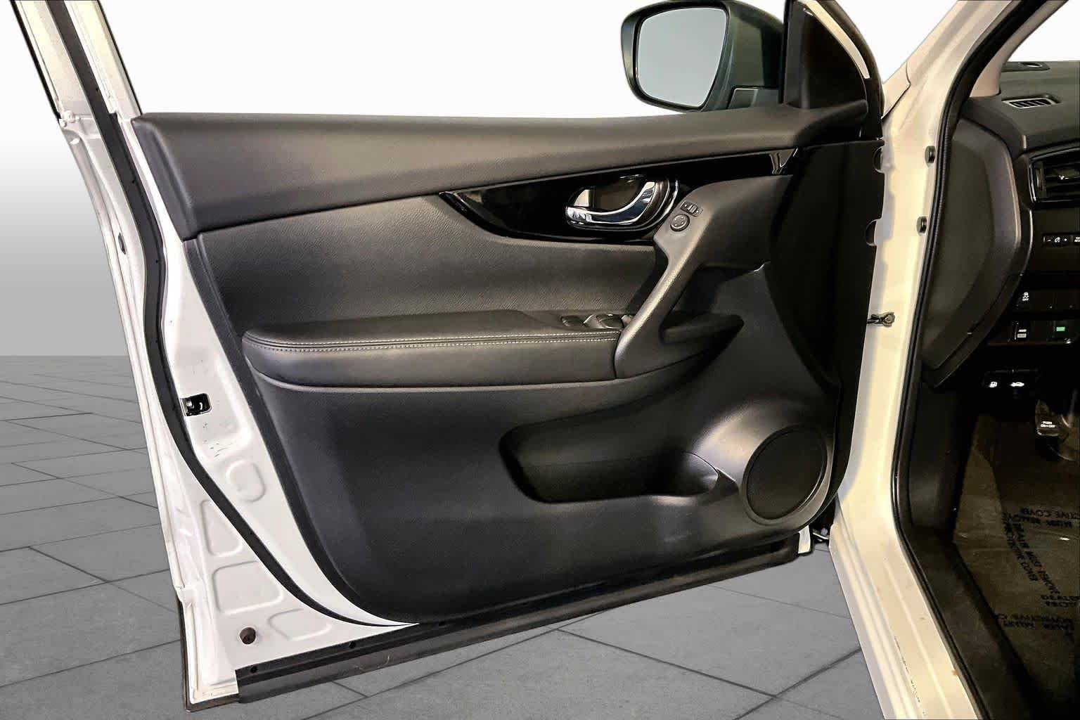 Used 2017 Pearl White Nissan SV image 22