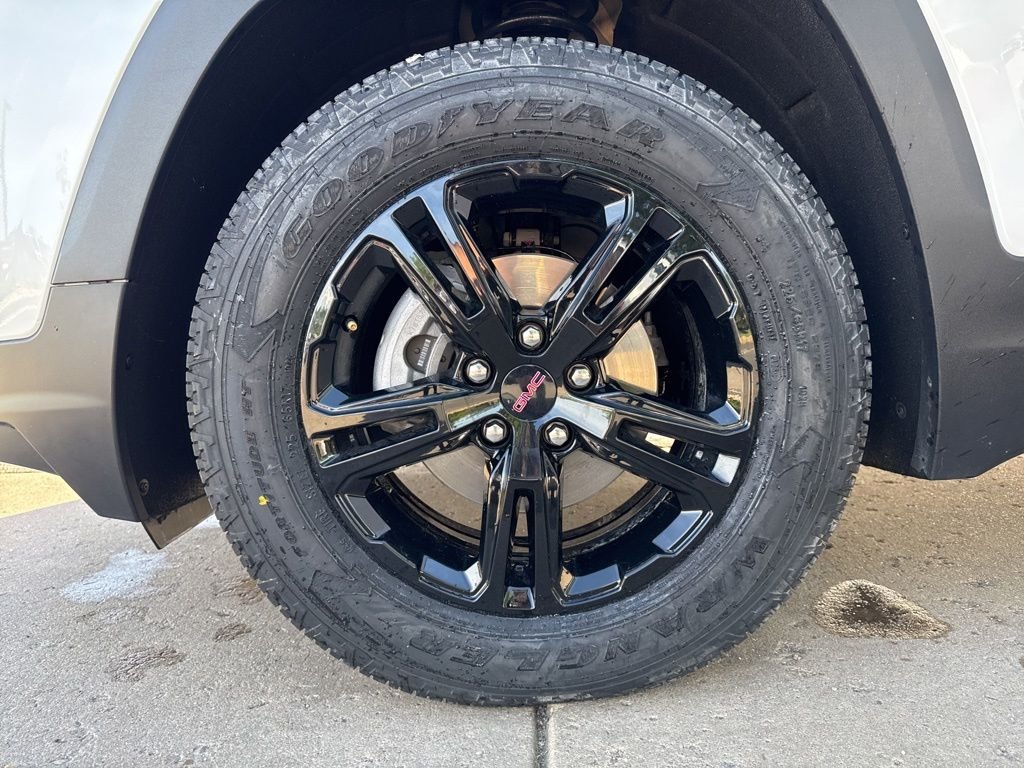 Used 2024 White Frost GMC AT4 image 27
