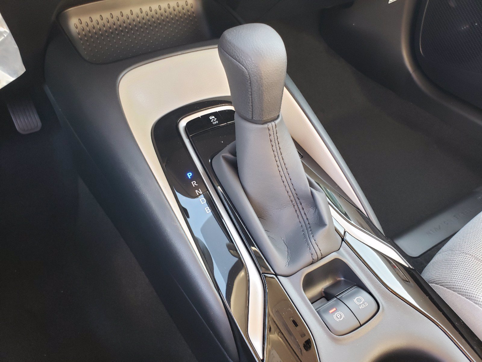 Used 2022 White Toyota LE image 14
