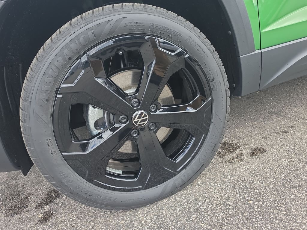 New 2026 Green Volkswagen 1.5T SE Black image 9