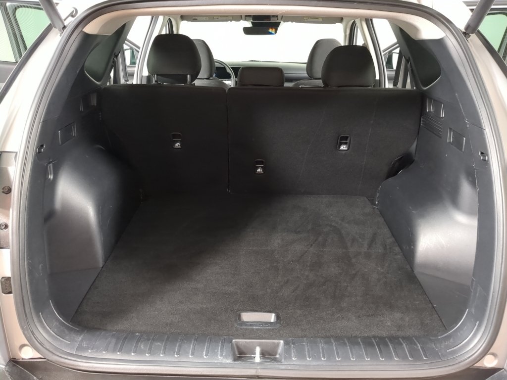 Used 2025 Shimmering Silver Hyundai SEL image 18