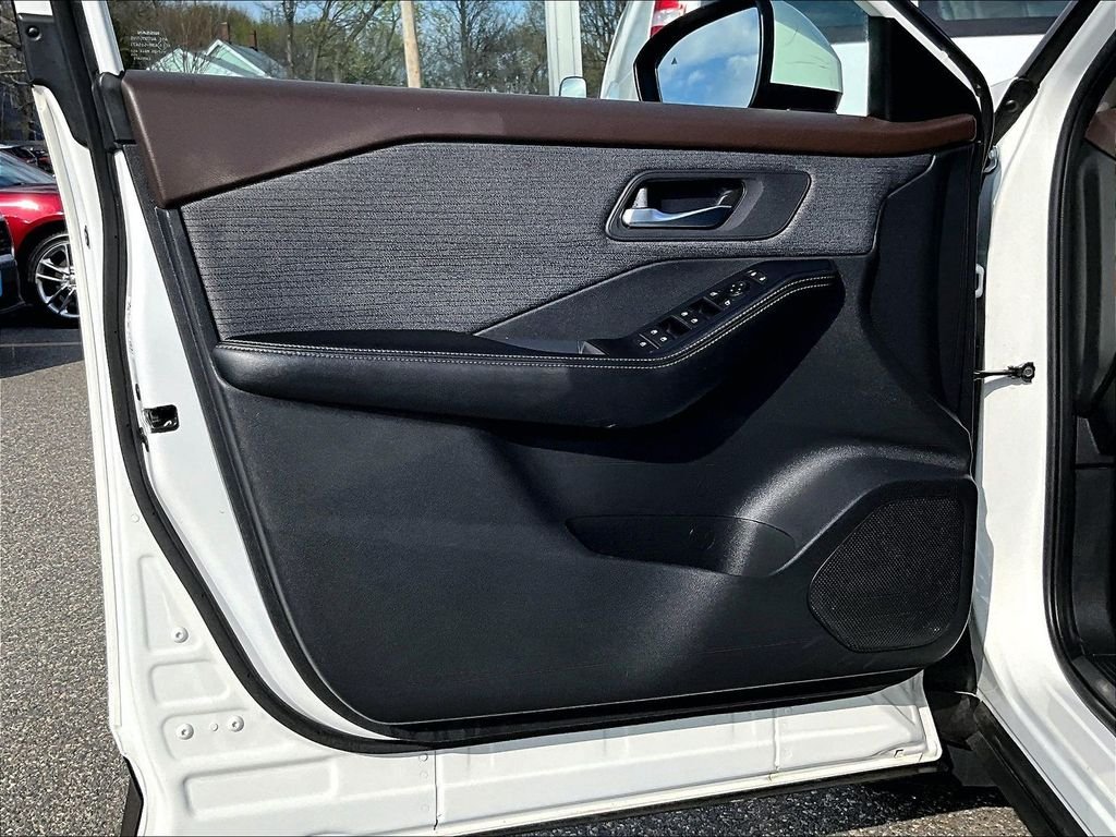 Used 2023 White Nissan SV image 9