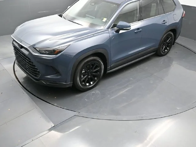Used 2025 White Toyota XLE image 38