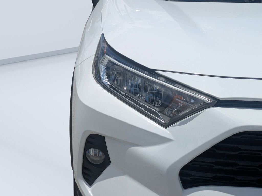 Used 2020 White Toyota XLE image 9