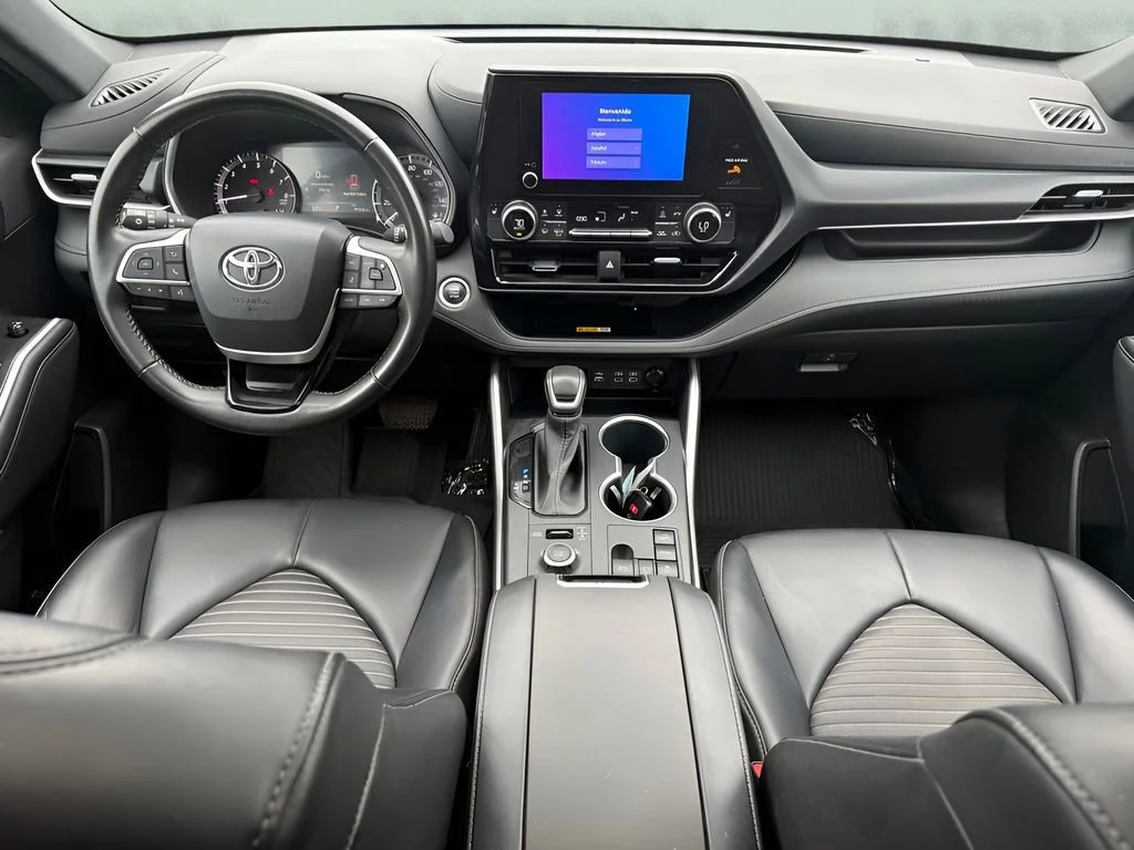 Used 2023  Toyota L image 16