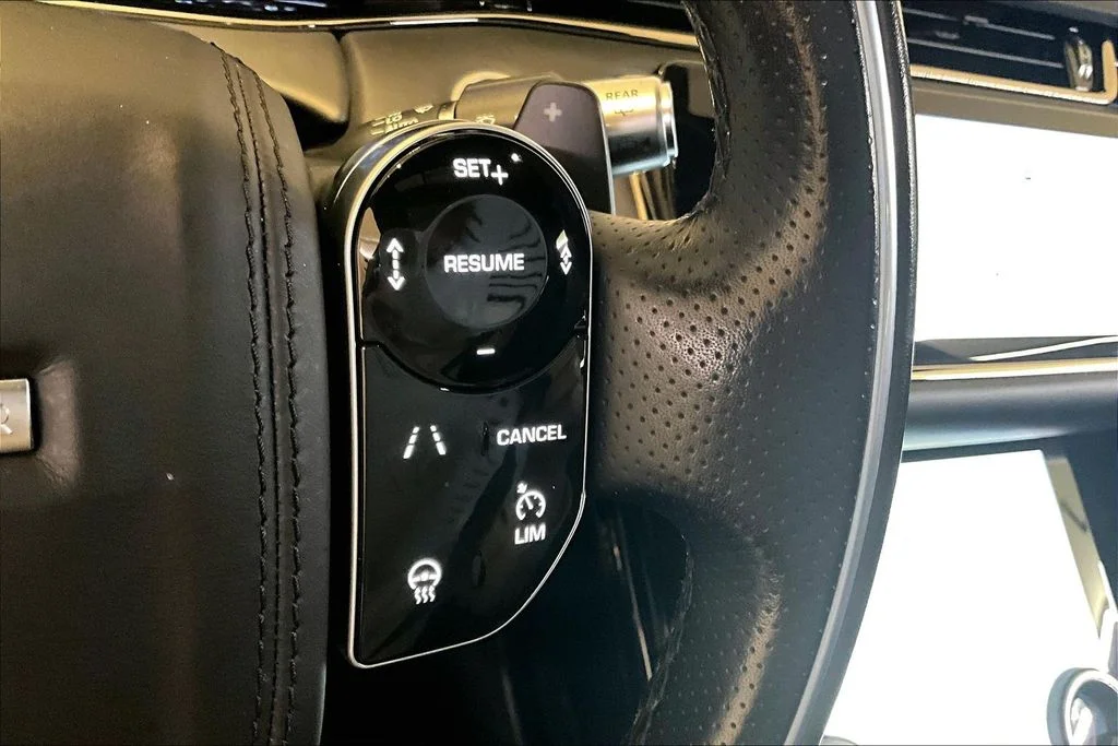 Used 2020 White Land Rover R-Dynamic HSE image 21
