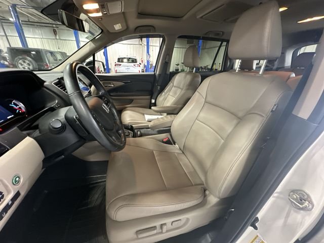 Certified Used 2019  Honda Touring image 17
