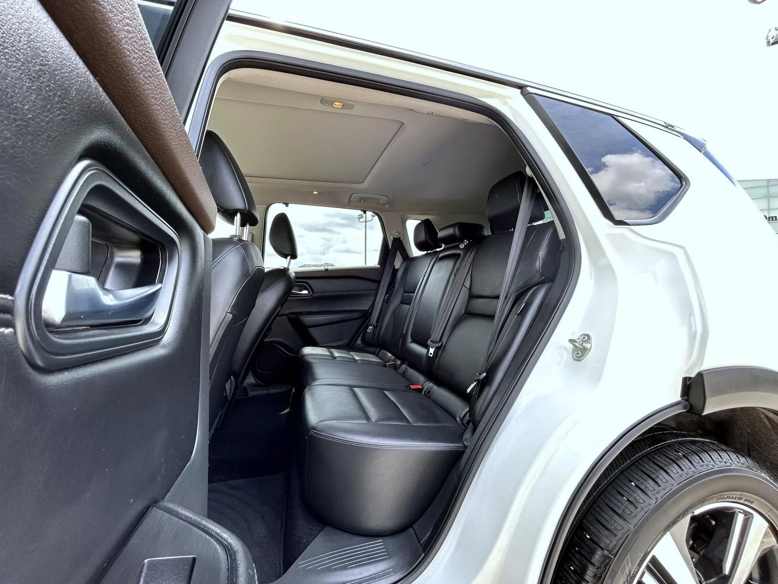 Used 2023 White Nissan SL image 19