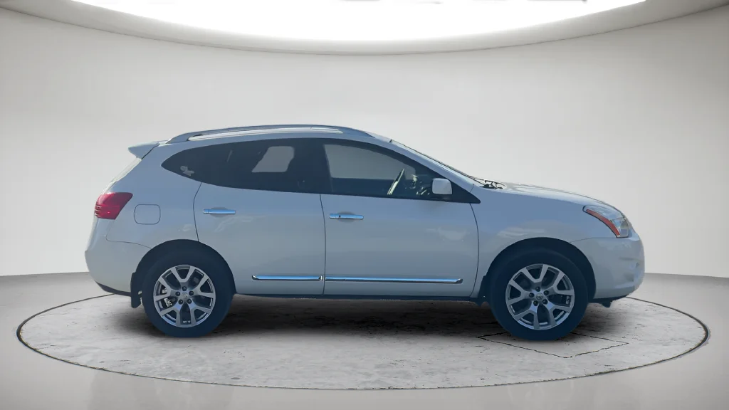 Used 2012 White Nissan SL image 4