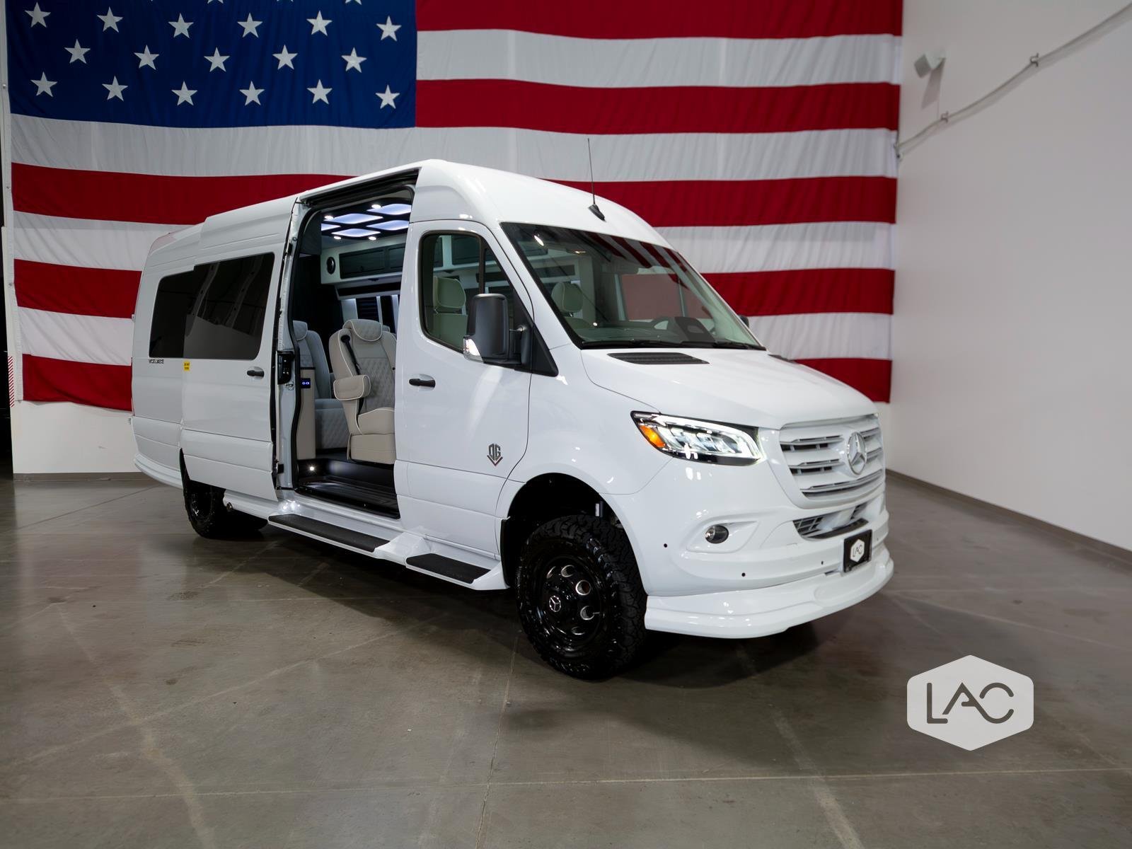 New 2026 Arctic White OGV Luxury Coach AWD (10OBA)10-Pass*ADV Wheel Pkg*PetSafe image 2