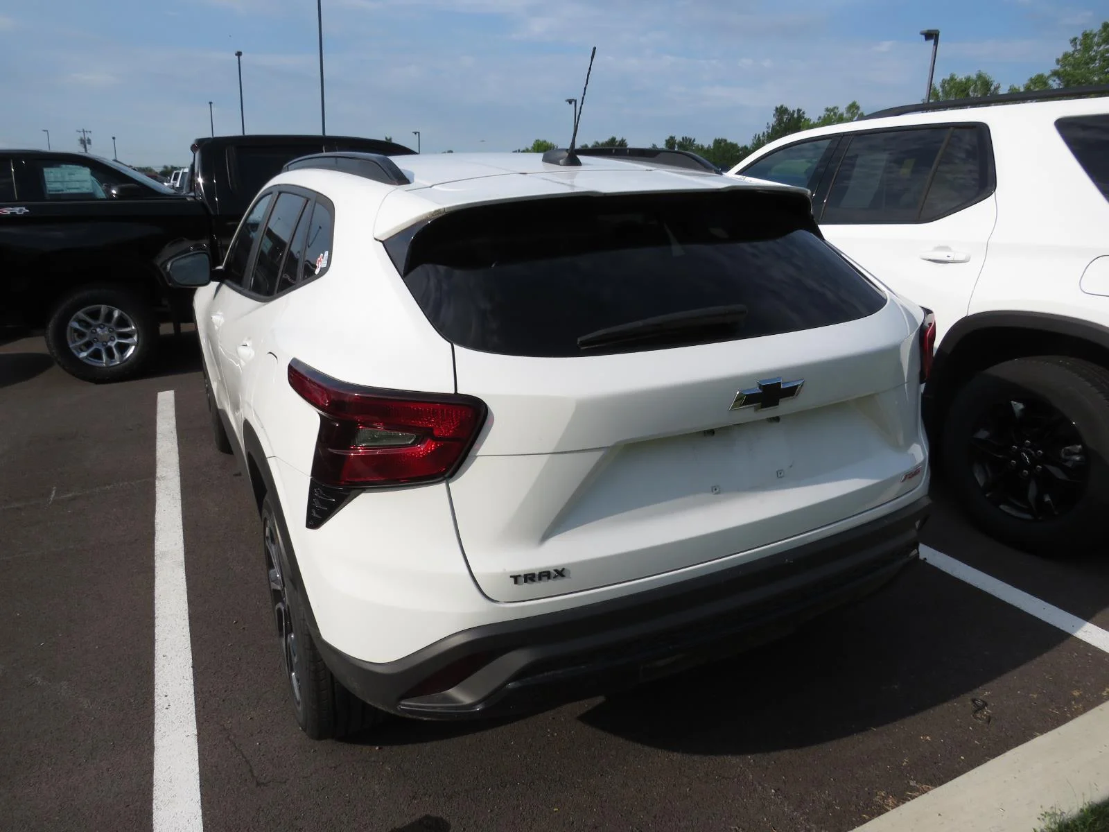Used 2025 Summit White Chevrolet 2RS image 11