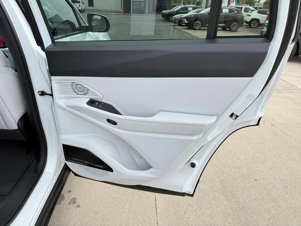New 2026 Bright White Clear-Coat Exterior Paint Jeep Limited image 24