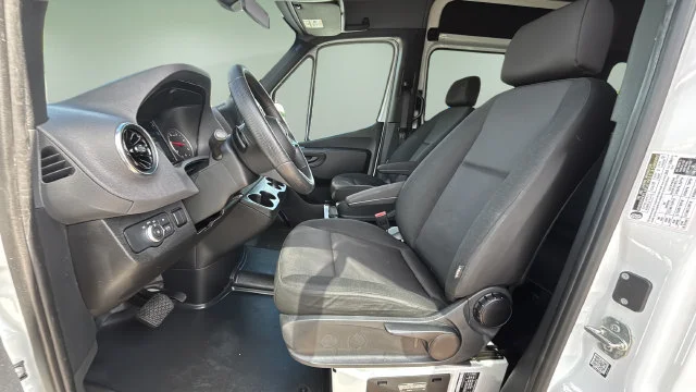 Used 2025  Mercedes-Benz NA image 25