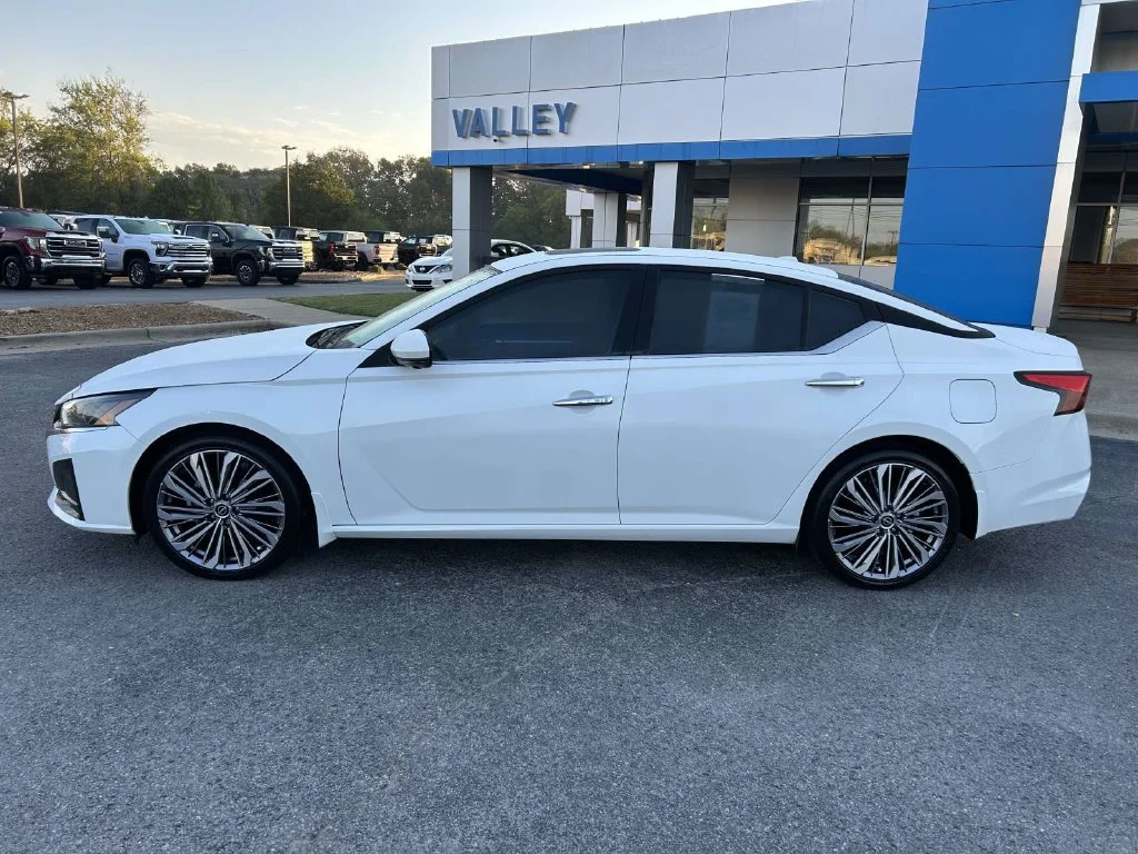 Used 2023 White Nissan 2.5 SL image 7