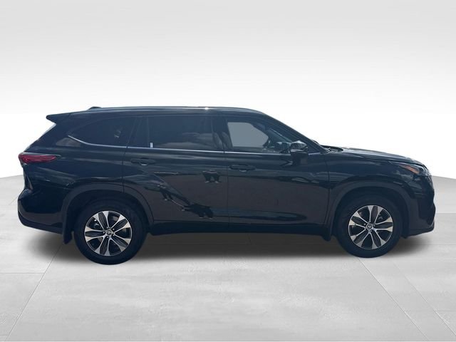 Used 2021 Black Toyota XLE image 6
