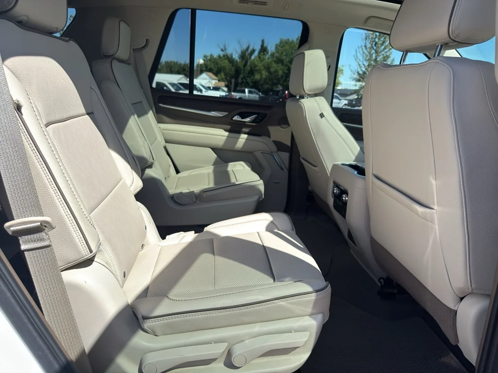 Used 2021 White Frost Tricoat GMC Denali image 19